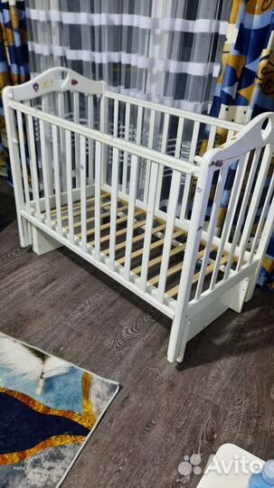 Детская кроватка с маятником