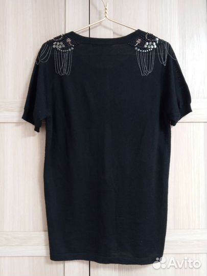 Кофта с красивой вышивков на плечах