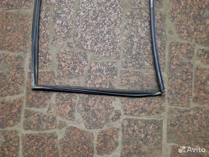 Уплотнитель задний правый двери на Ниссан Тиида С1