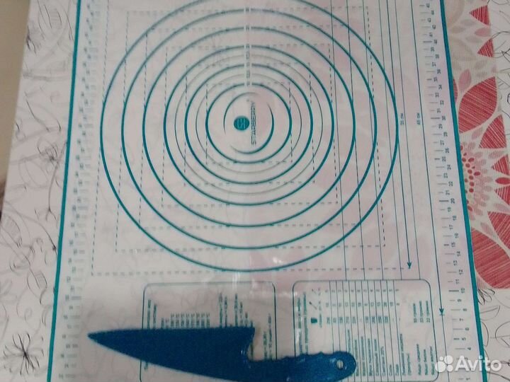 Коврик для раскатки теста и специальный нож