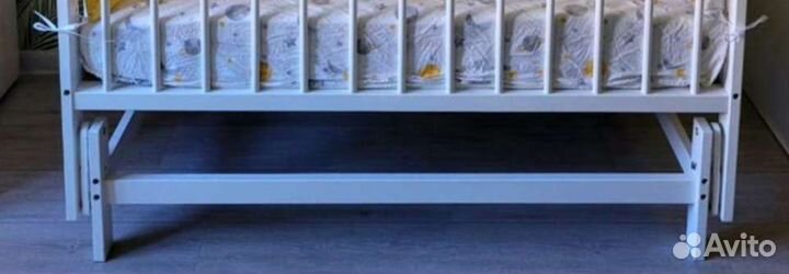 Детская кроватка с маятником