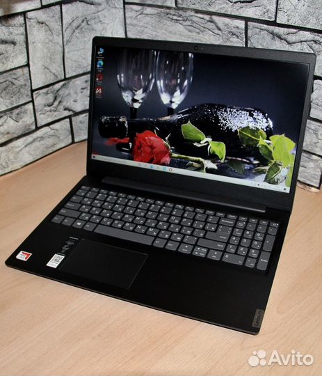 Современный новый ноутбук Lenovo