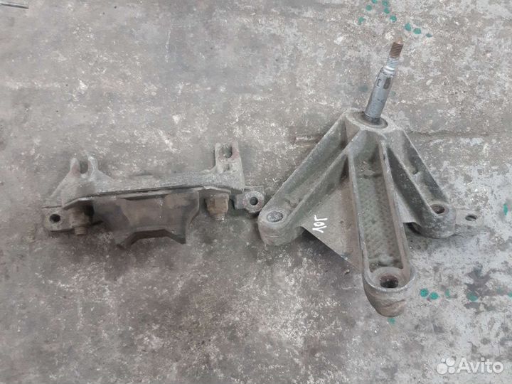Кронштейн коробки renault logan