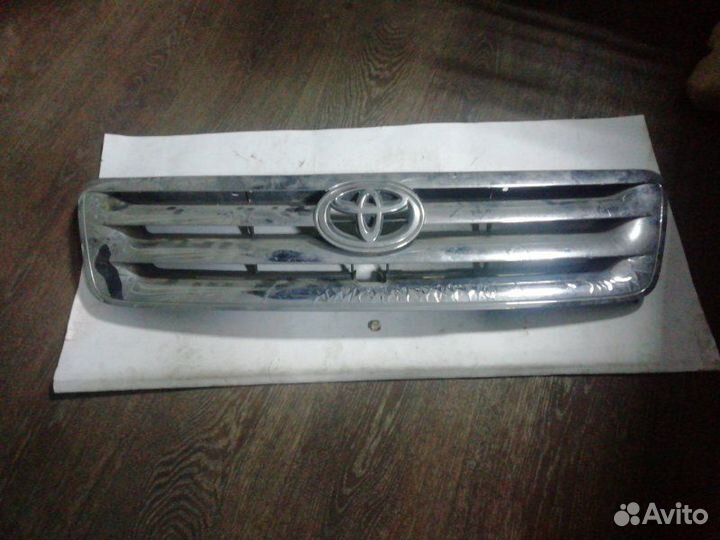 Решетка радиатора передняя Toyota Ipsum ACM26W