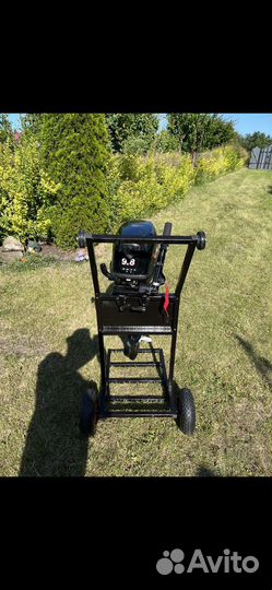 Лодочный мотор 9.8 с подставкой на колесах