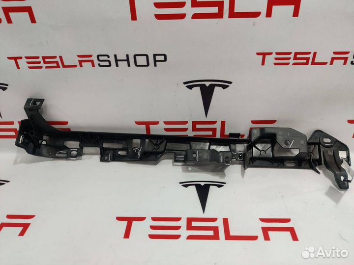 Направляющая панели багажного отделения Tesla