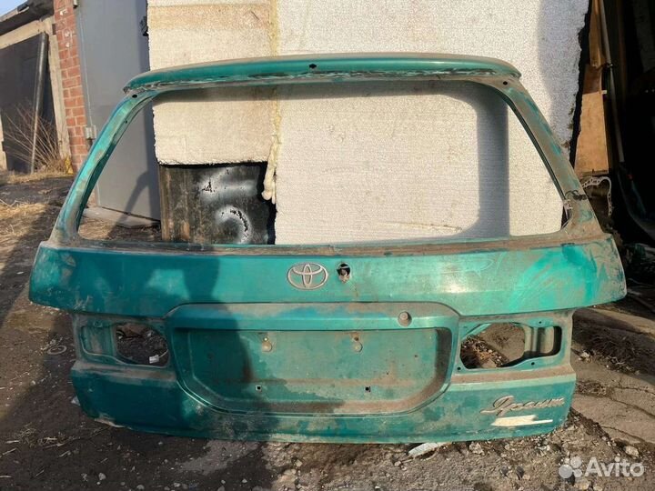 Дверь багажника toyota ipsum