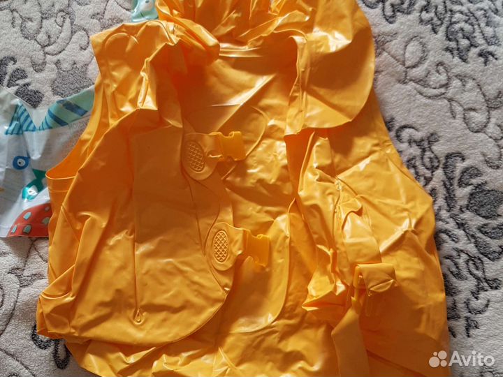 Жилет и круг плавательный