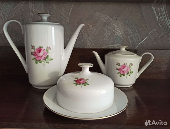 Набор посуды из фарфора