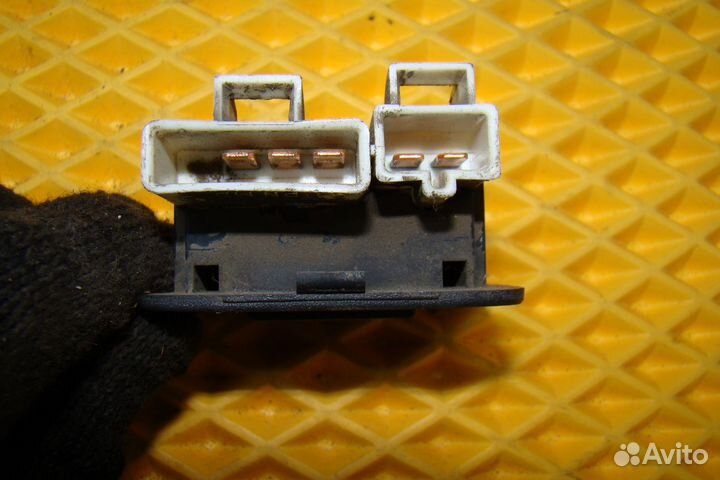 Кнопка стеклоподъёмника задняя левая Saturn SL