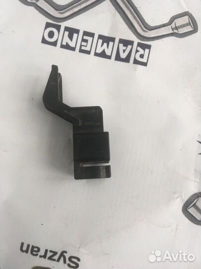 Защёлка на топливную рампу Toyota Camry 40