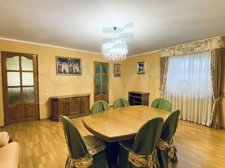 Дом 296 м² на участке 7,7 сот.