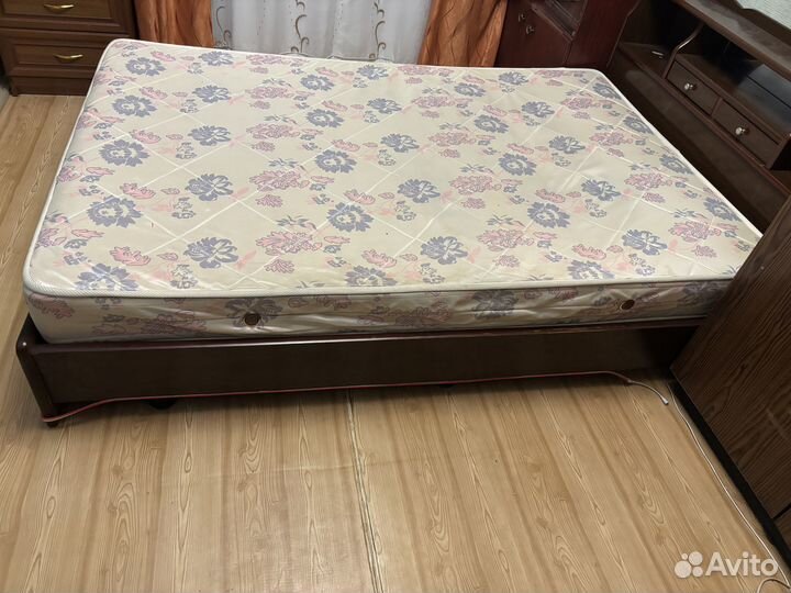 Кровать двухспальная с матрасом бу
