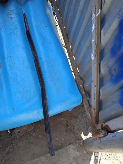 Накладка стекла задней правой двери хром 1680018