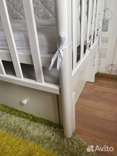 Детская кроватка с универсальным маятником