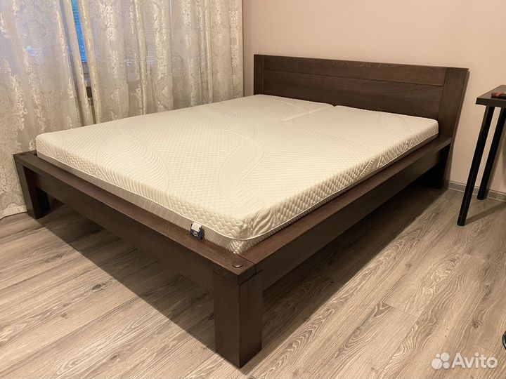 Кровать из массива дуба двухспальная