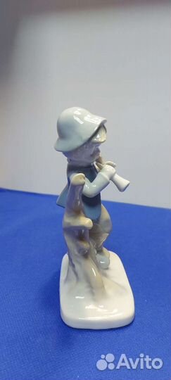 Статуэтка антикварная мальчик с дудочкой
