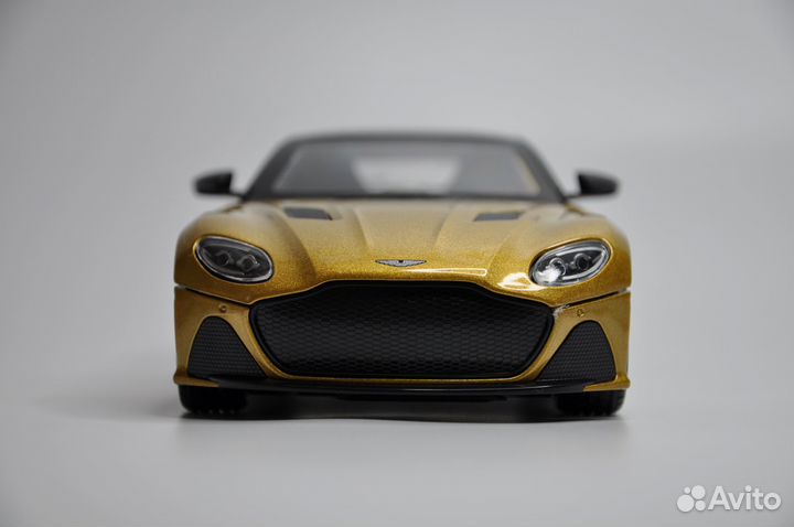 Модель автомобиля Aston Martin DBS металл