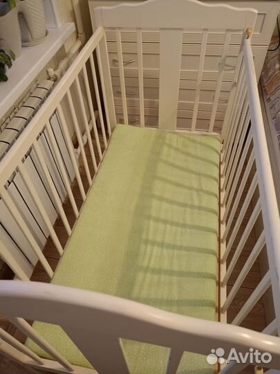 Детская кроватка с маятником