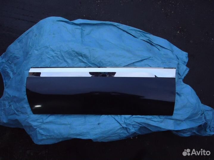 Молдинг накладка L заднюю дверь VW Touareg 11-16 г