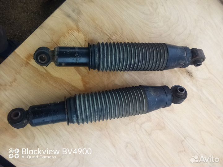 Продаю задние амортизаторы на Киа Рио