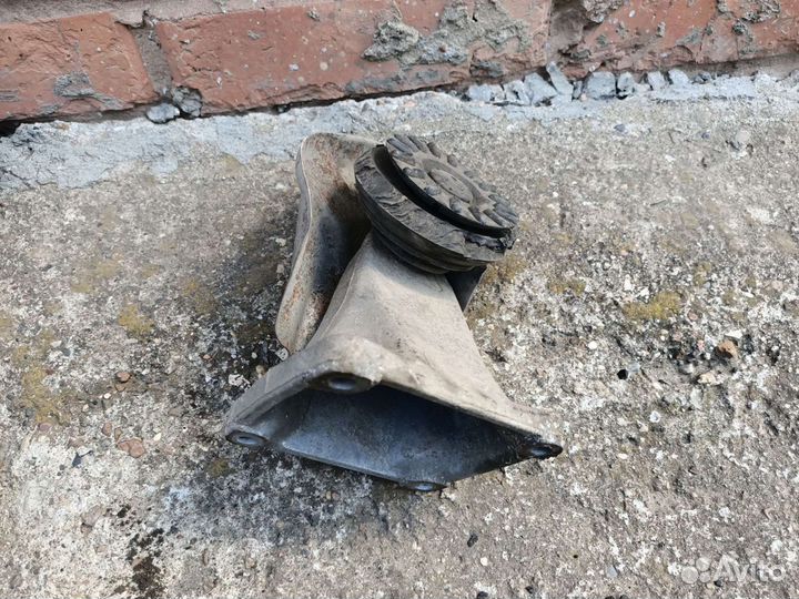 Кронштейн/опора двигателя правая Mercedes w208