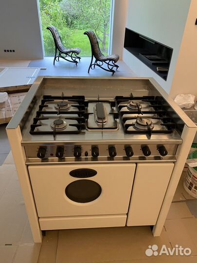 Газовая плита Boffi и вытяжка Faber