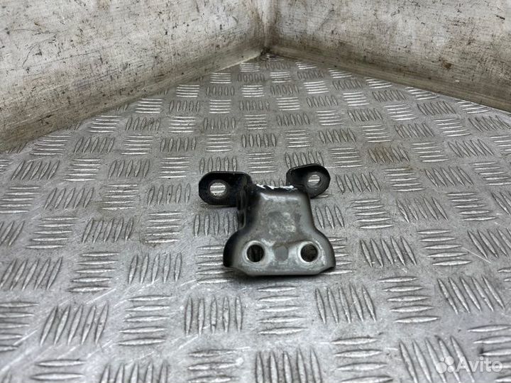 Петля двери нижняя передняя правая Toyota Camry