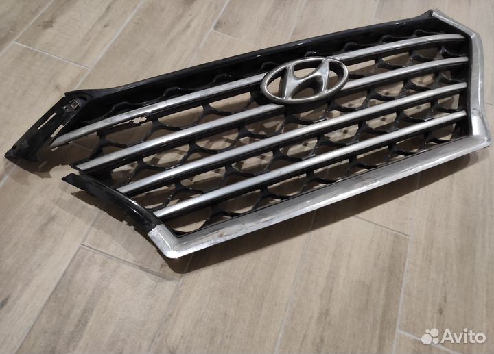 Решетка радиатора поврежденная Hyundai Tucson 3
