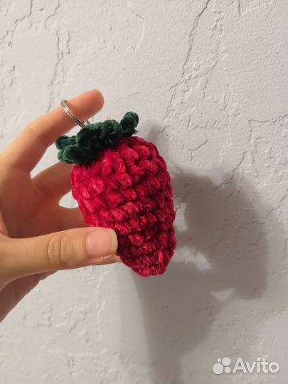 Брелки и резинки для волос из плюшевой пряжи