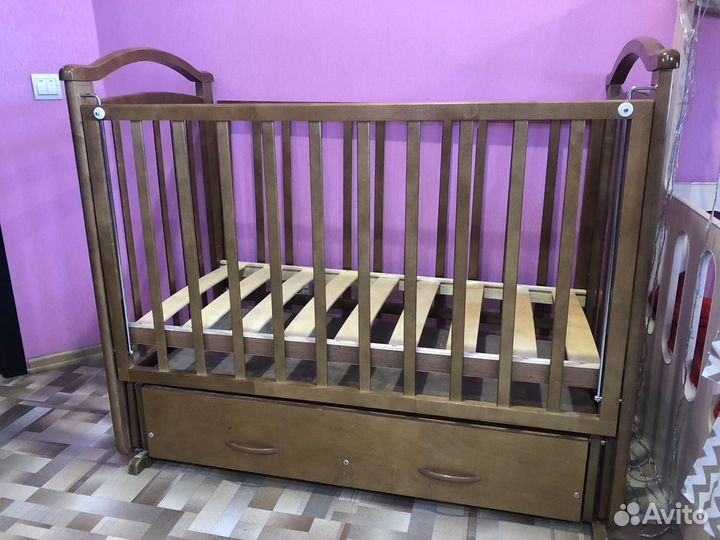 Детская кроватка с маятником