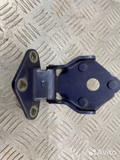 Б/У петля крышки багажника задний Toyota Rav4 (1)