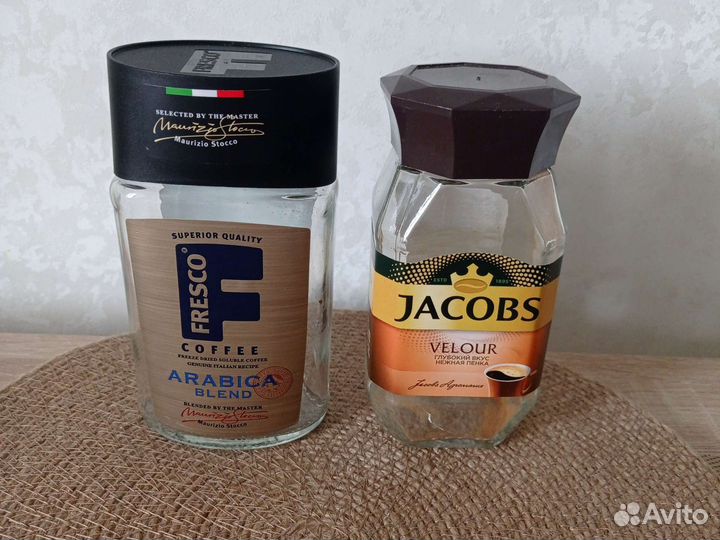 Пустые стеклянные банки от кофе