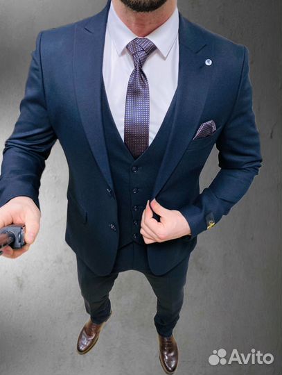 Мужской классический костюм не мнущийся