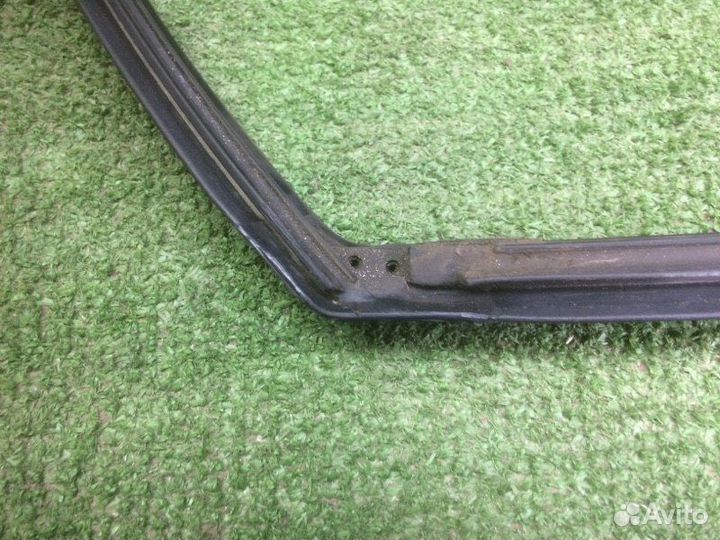 Уплотнитель стекла двери левый Kia Ceed JD G4FA