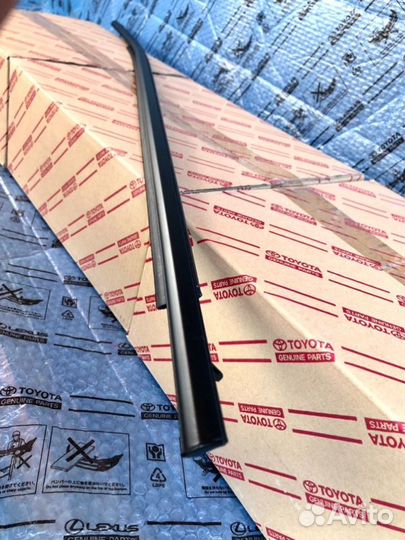 Молдинг двери передний правый Toyota Rav4 XA50