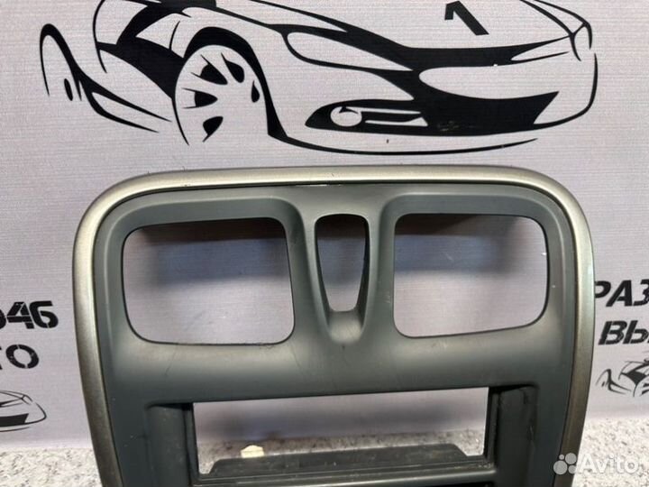Рамка магнитолы Renault Logan 2