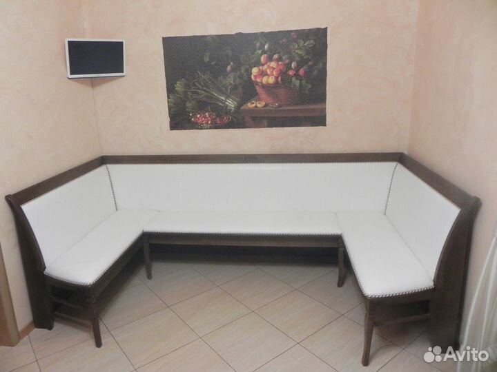 П-образный угол + обеденный стол + 2 стула