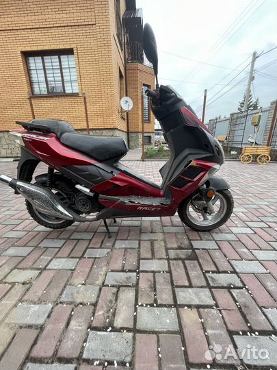 Скутер на ходу с документами racer
