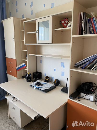 Уголок школьника. Детская стенка со столом