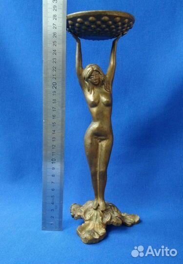 Старый подсвечник-канделябр в стиле барокко, ню