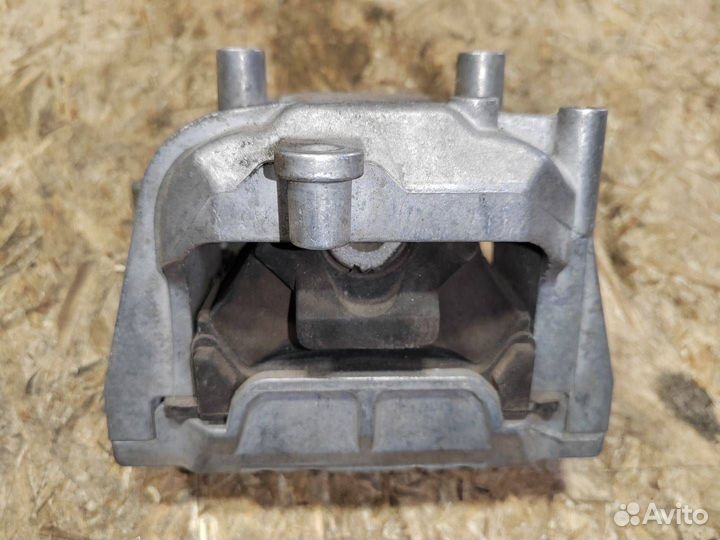 Подушка крепления двигателя Skoda Superb 2 2012