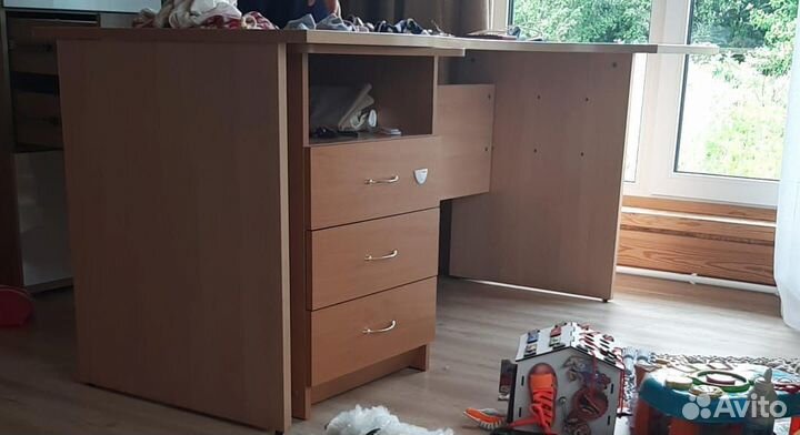 Письменный стол с тумбой