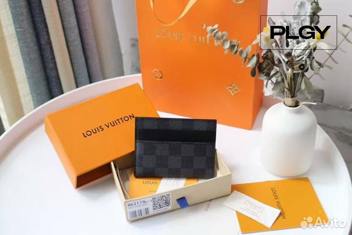 Louis Vuitton: картхолдер в фирменном стиле