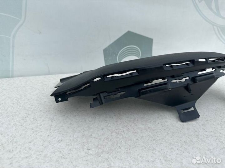 Накладка переднего бампера правая нижняя Mercedes