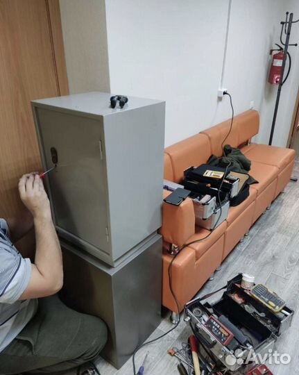 Вскрытие замков авто квартир сейфов /Замена замков