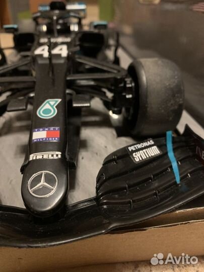 Машина на пульте управления Mercedes-AMG F1 W11