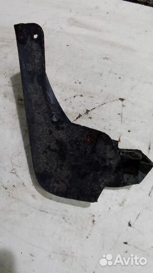 Брызговик передний правый Renault Megane 3