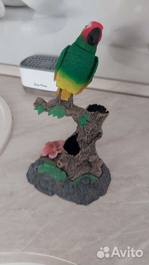 Игрушки. Ручной говорящий попугай