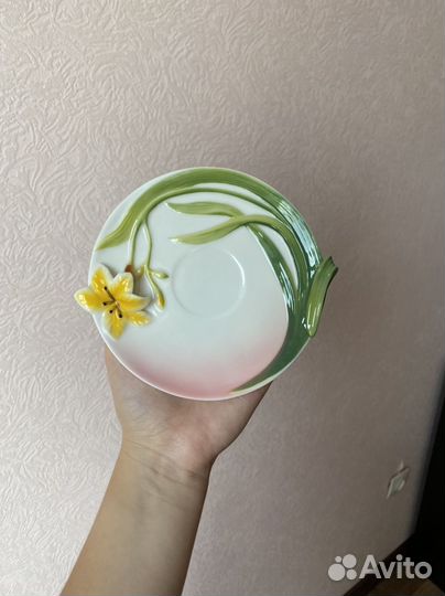 Фарфоровая чашка с блюдцем